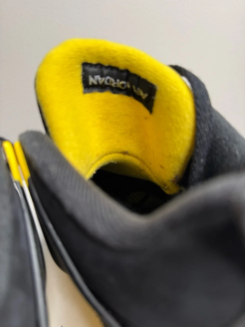 Jordon 4 Retro Grade School Kids Black and Yellow Sneakers